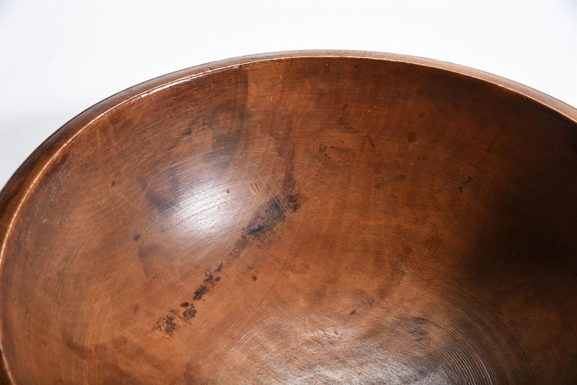 A TURNED SYCAMORE BOWL - Bild 2 aus 2