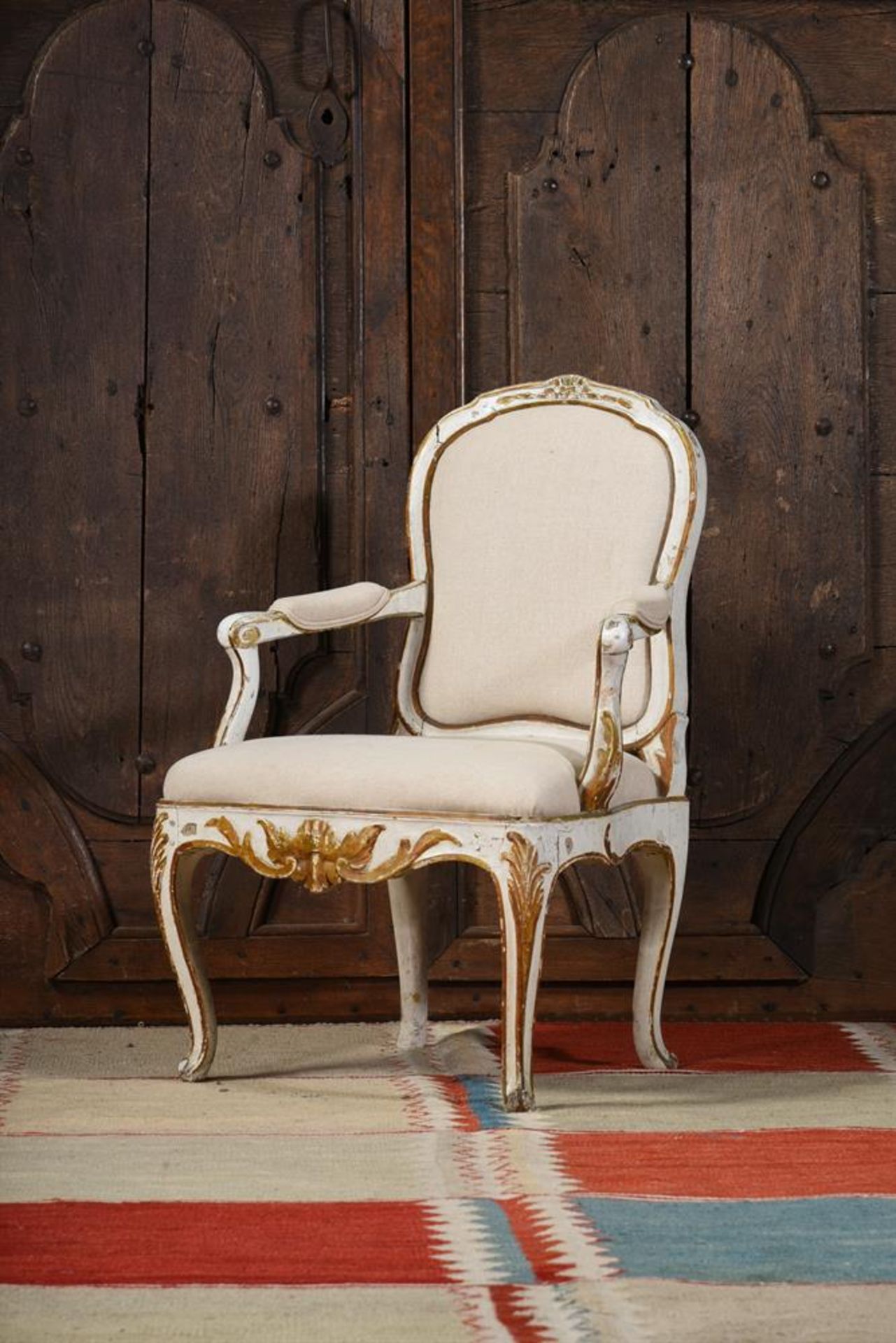 AN ITALIAN CREAM PAINTED AND PARCEL GILT FAUTEUIL, LATE 18TH/EARLY 19TH CENTURY