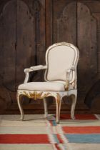 AN ITALIAN CREAM PAINTED AND PARCEL GILT FAUTEUIL, LATE 18TH/EARLY 19TH CENTURY