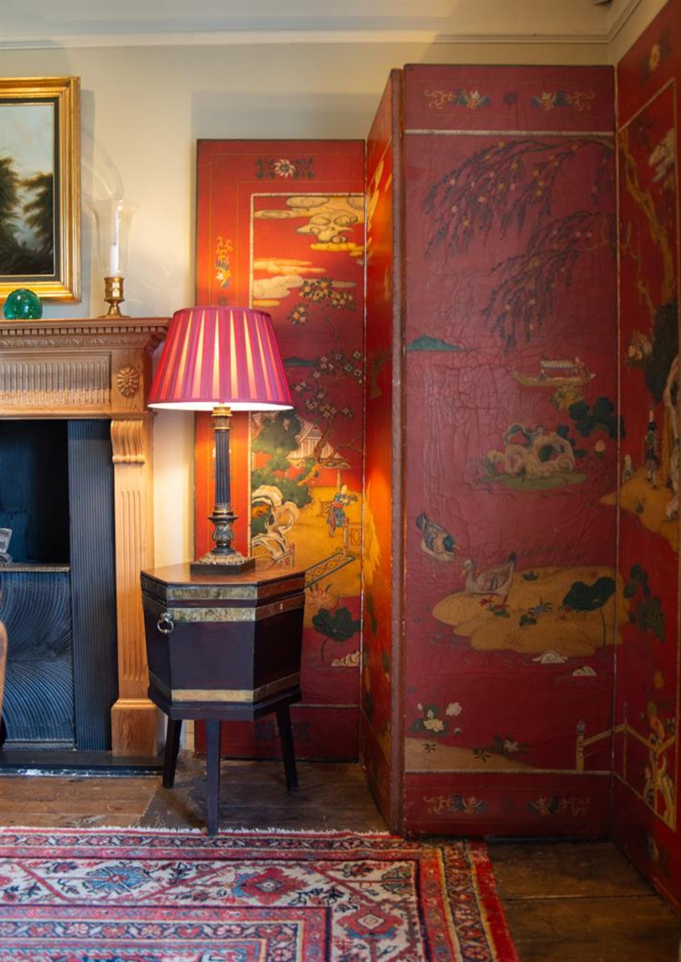 A SCARLET LACQUER AND GILT CHINOISERIE DECORATED FOUR-FOLD ROOM SCREEN - Image 5 of 6