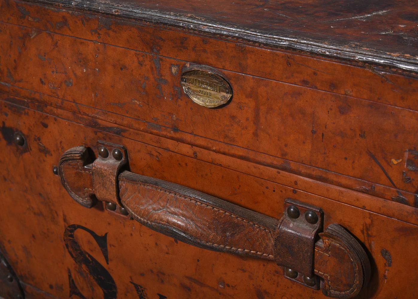 A FRENCH LEATHER AND BRASS STUDDED TRAVEL TRUNK, BY AU DEPART OF PARIS, CIRCA 1900 - Image 4 of 5