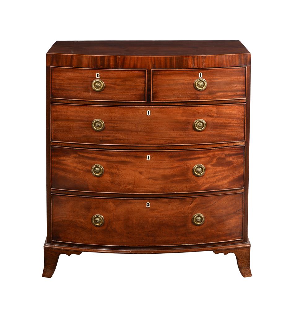 Y A REGENCY MAHOGANY BOW FRONT CHEST OF DRAWERS, CIRCA 1820