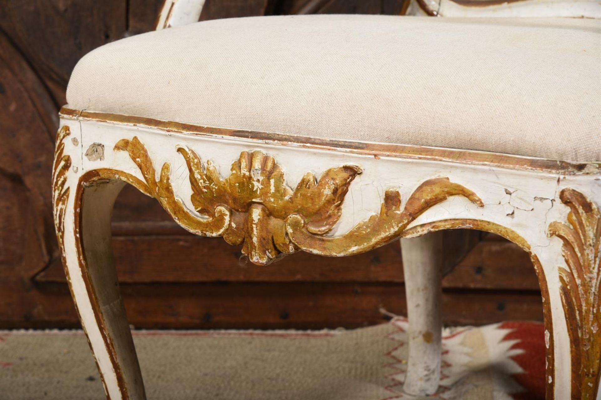 AN ITALIAN CREAM PAINTED AND PARCEL GILT FAUTEUIL, LATE 18TH/EARLY 19TH CENTURY - Bild 2 aus 2