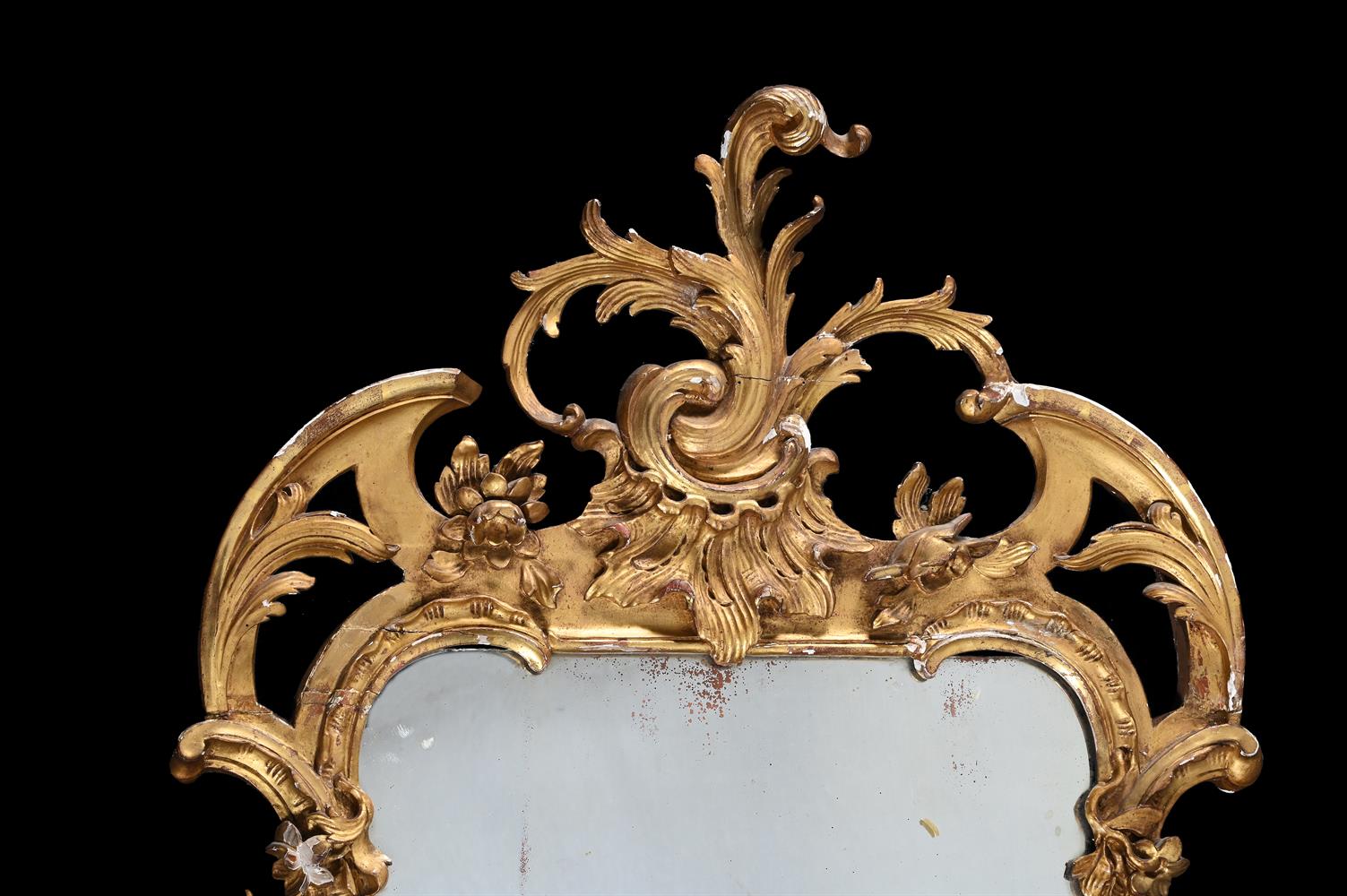 A CARVED GILTWOOD WALL MIRROR, IN IRISH GEORGE II STYLE - Bild 4 aus 5