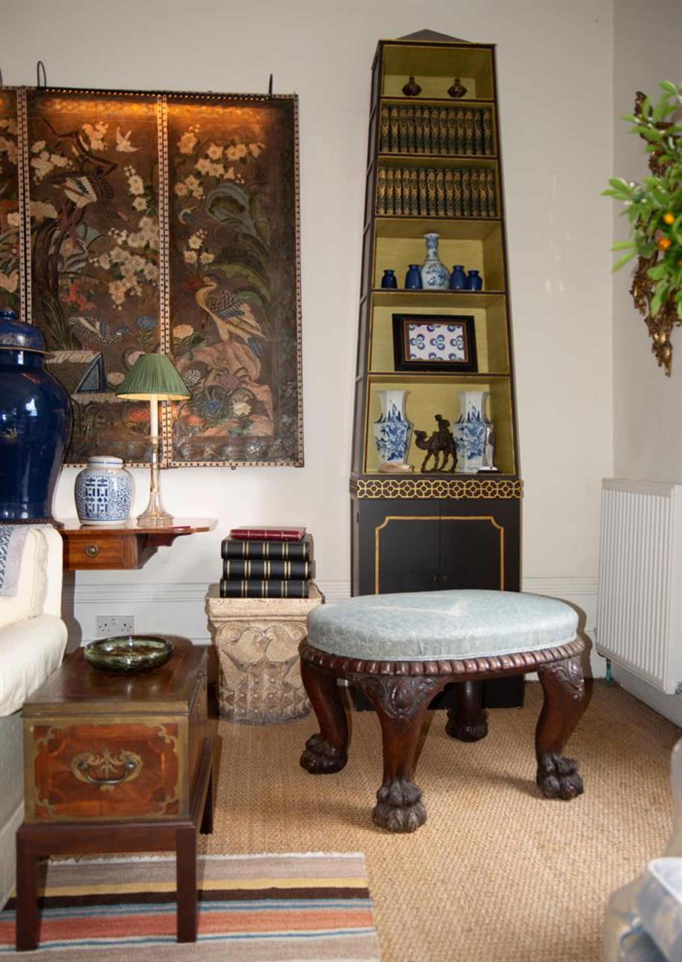 A PAIR OF EBONISED AND PARCEL GILT 'PYRAMID' OPEN BOOKCASES - Image 3 of 7