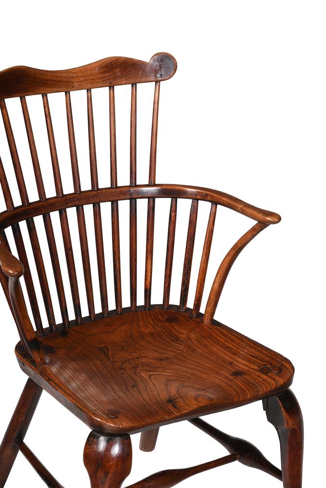 A GEORGE III ASH ELM AND FRUITWOOD WINDSOR ARMCHAIR - Bild 2 aus 2