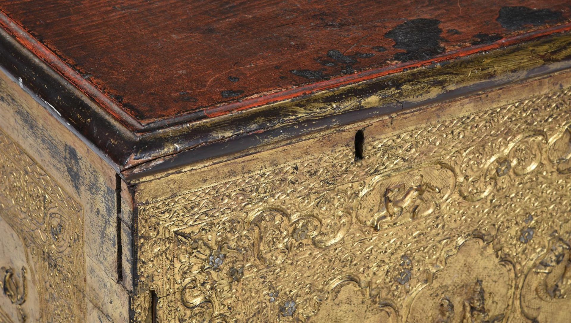 A CARVED GILTWOOD AND POLYCHROME LACQUERED CHEST, POSSIBLY TIBETAN - Bild 2 aus 2