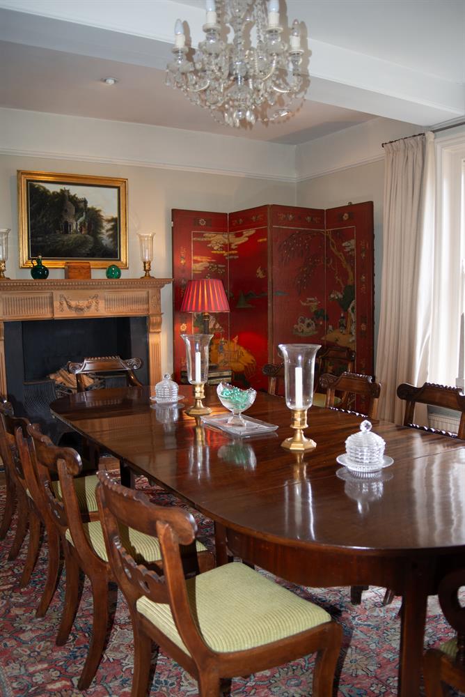 A MAHOGANY EXTENDING DINING TABLE - Image 2 of 3