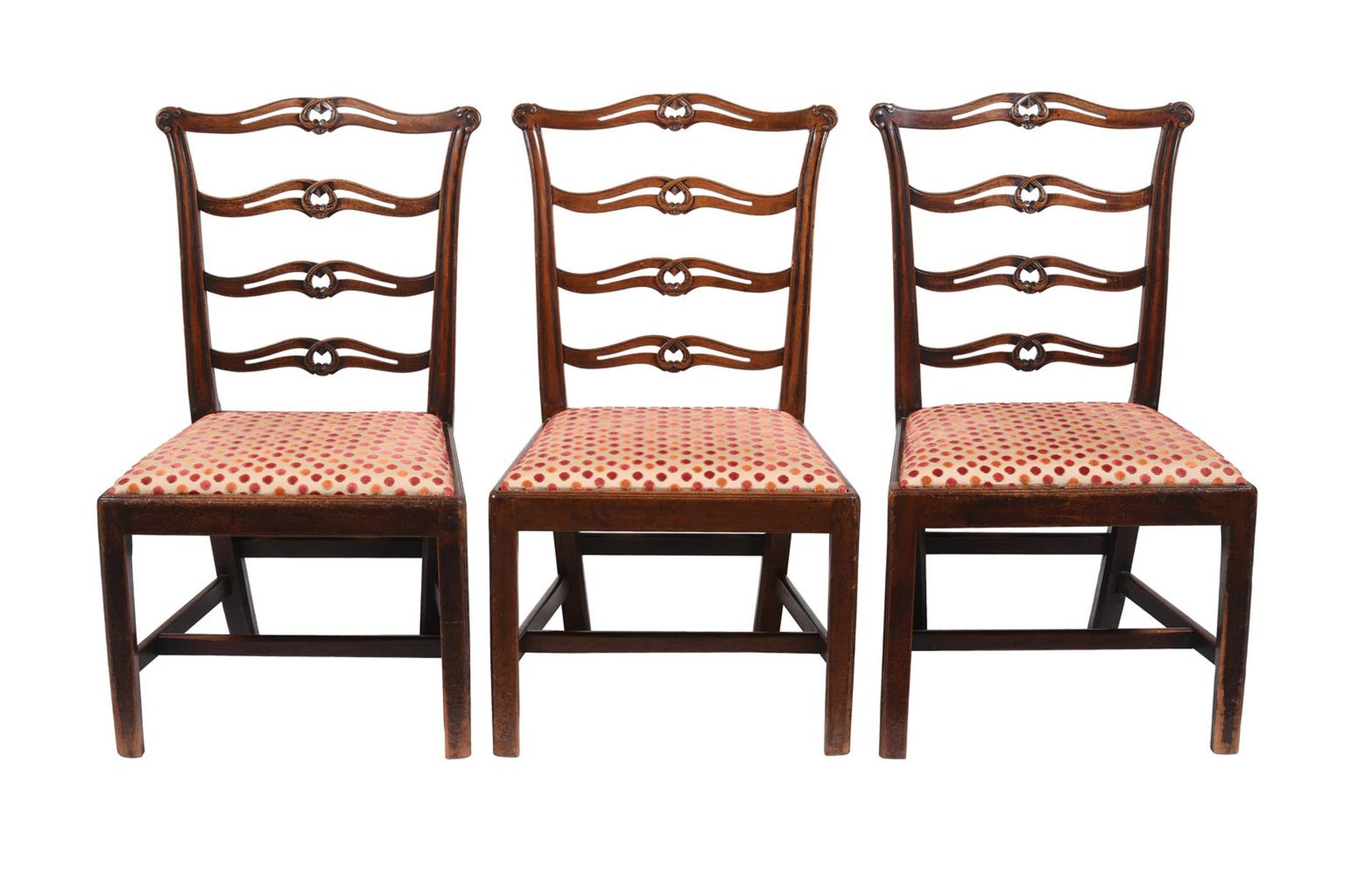 A SET OF SIX GEORGE III CARVED MAHOGANY LADDER BACK DINING CHAIRS, CIRCA 1790 - Bild 2 aus 3