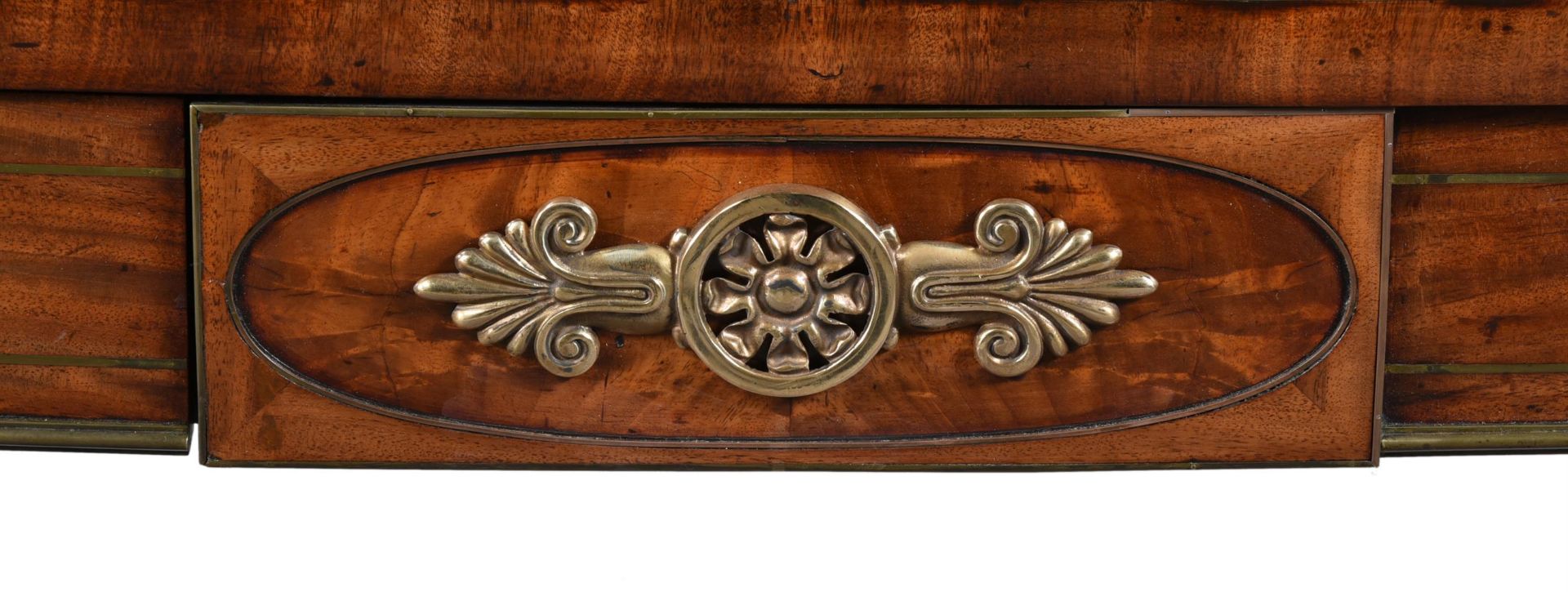 A REGENCY MAHOGANY SIDEBOARD, CIRCA 1820 - Bild 2 aus 3