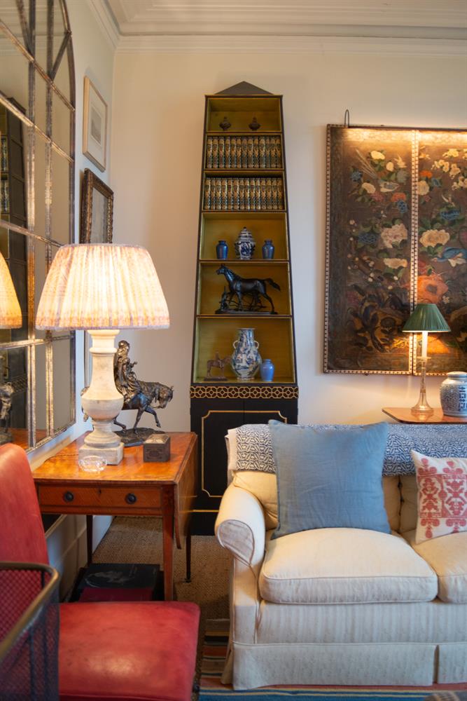 A PAIR OF EBONISED AND PARCEL GILT 'PYRAMID' OPEN BOOKCASES - Image 2 of 7