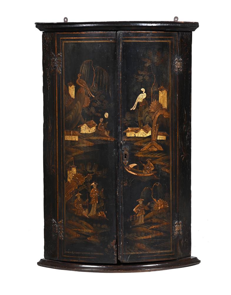 A BLACK LACQUER AND GILT CHINOISERIE DECORATED HANGING CORNER CABINET