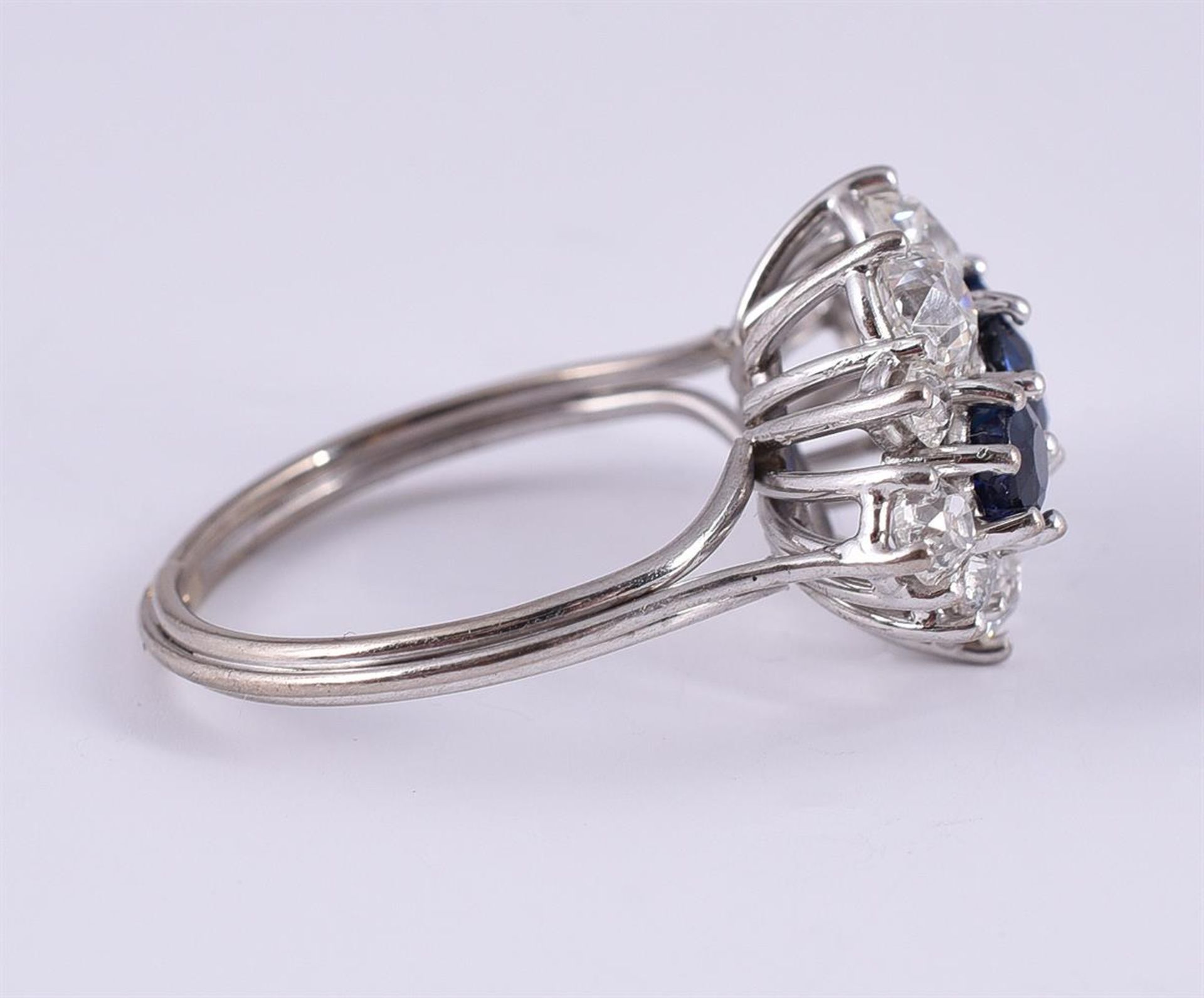 A SAPPHIRE AND DIAMOND DRESS RING - Image 2 of 2