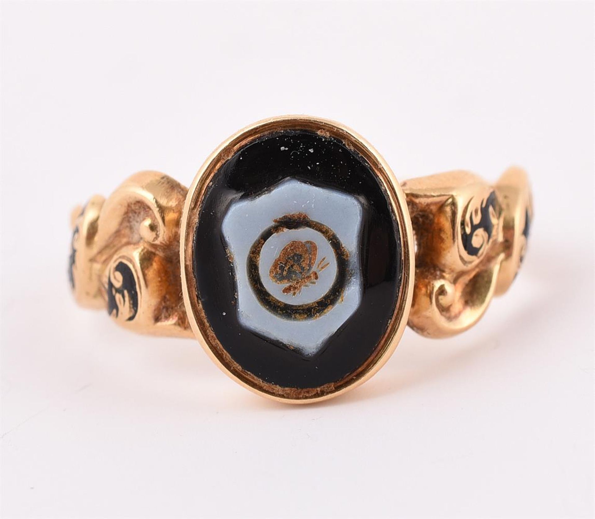 A VICTORIAN ONYX AND 18 CARAT GOLD MOURNING RING LONDON 1855