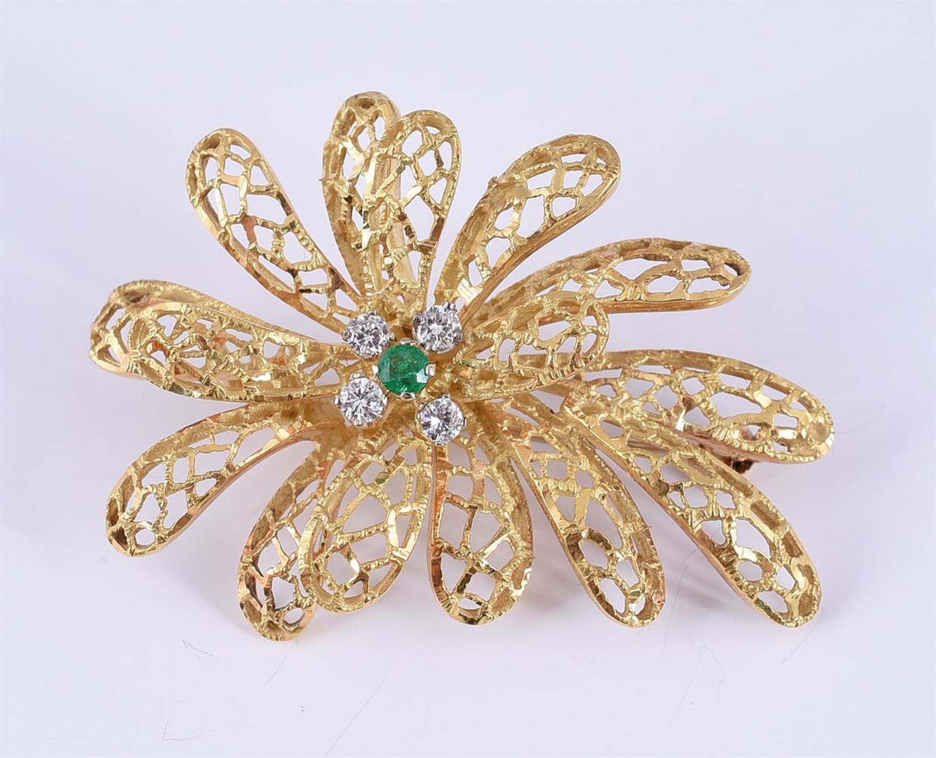 A DIAMOND AND EMERALD ABSTRACT FLOWER HEAD BROOCH/PENDANT