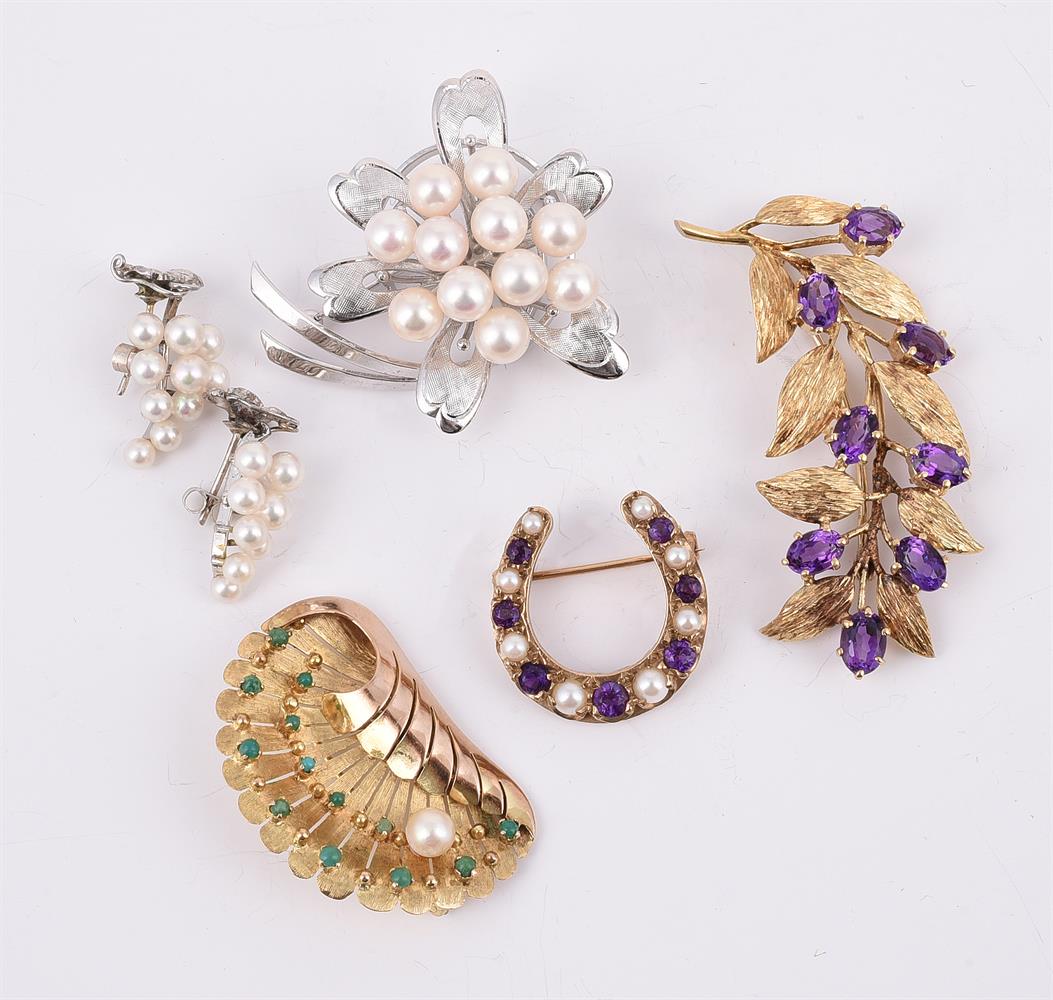 A SMALL COLLECTION OF BROOCHES