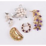 A SMALL COLLECTION OF BROOCHES