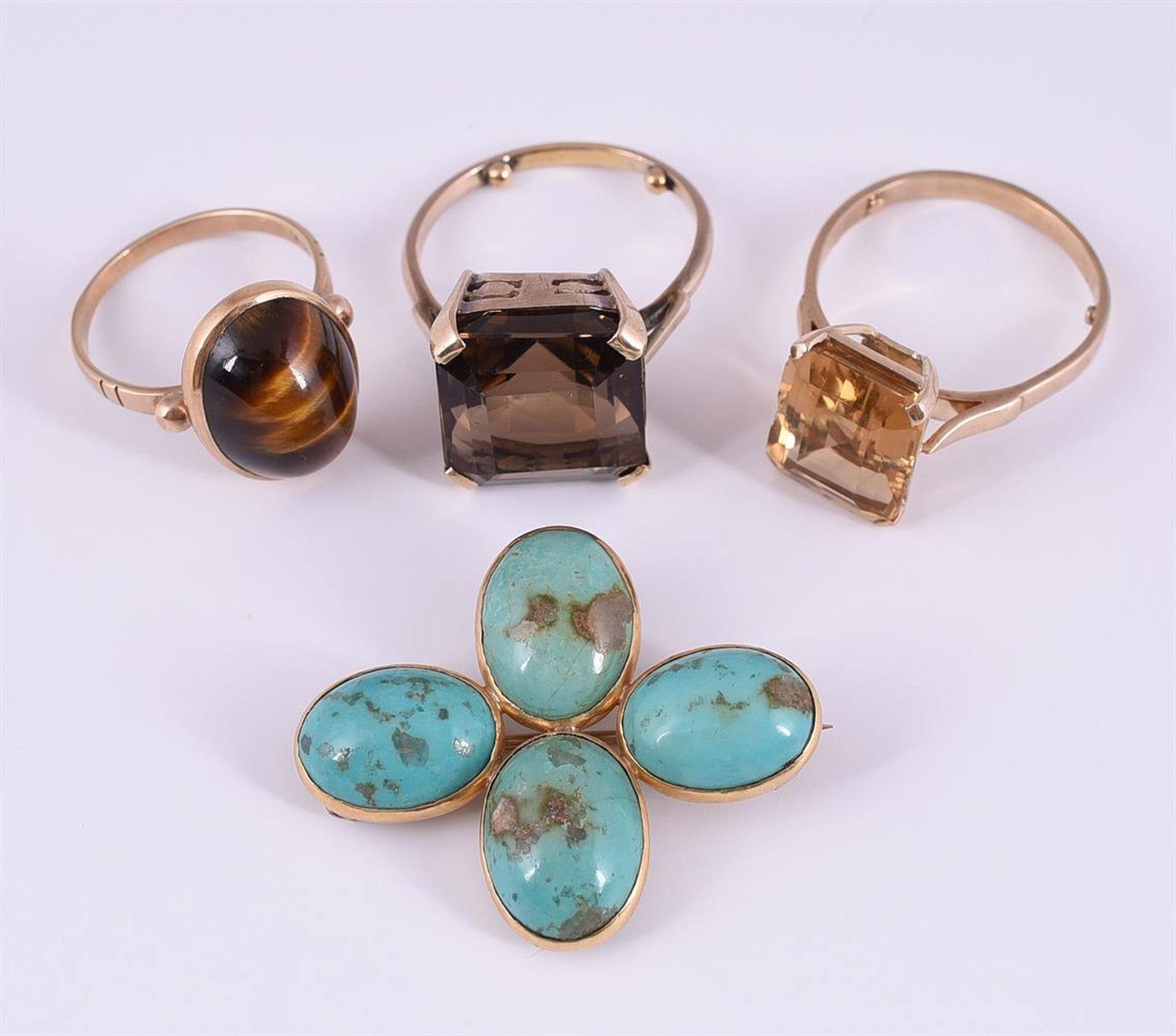 A SMALL GROUP OF JEWELLERY