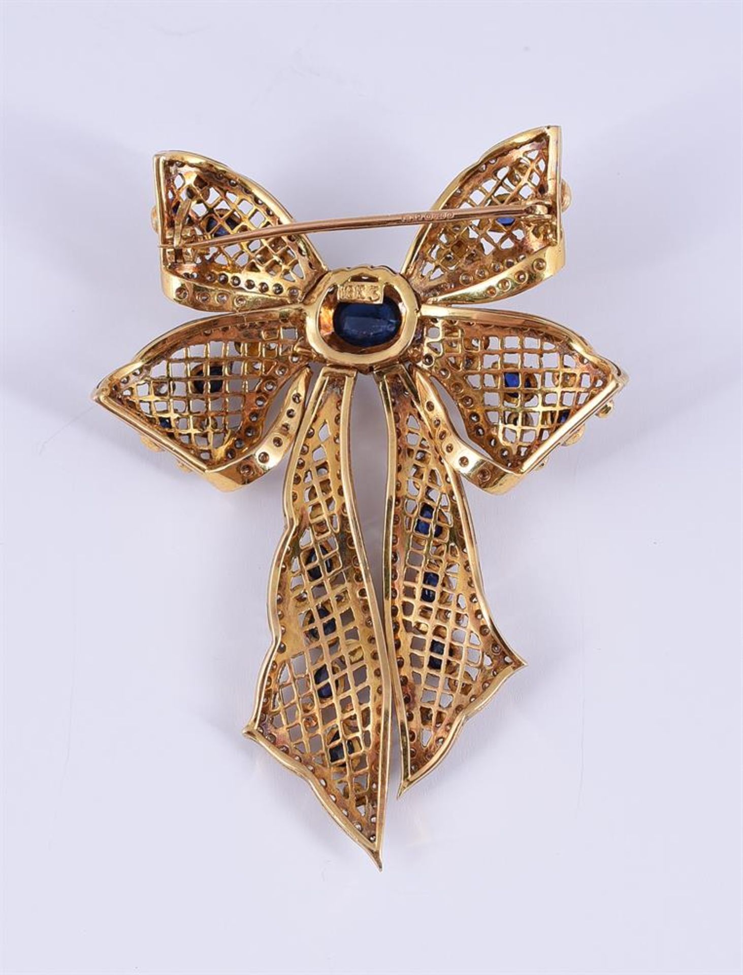 A SAPPHIRE AND DIAMOND PIERCED BOW BROOCH - Bild 2 aus 2