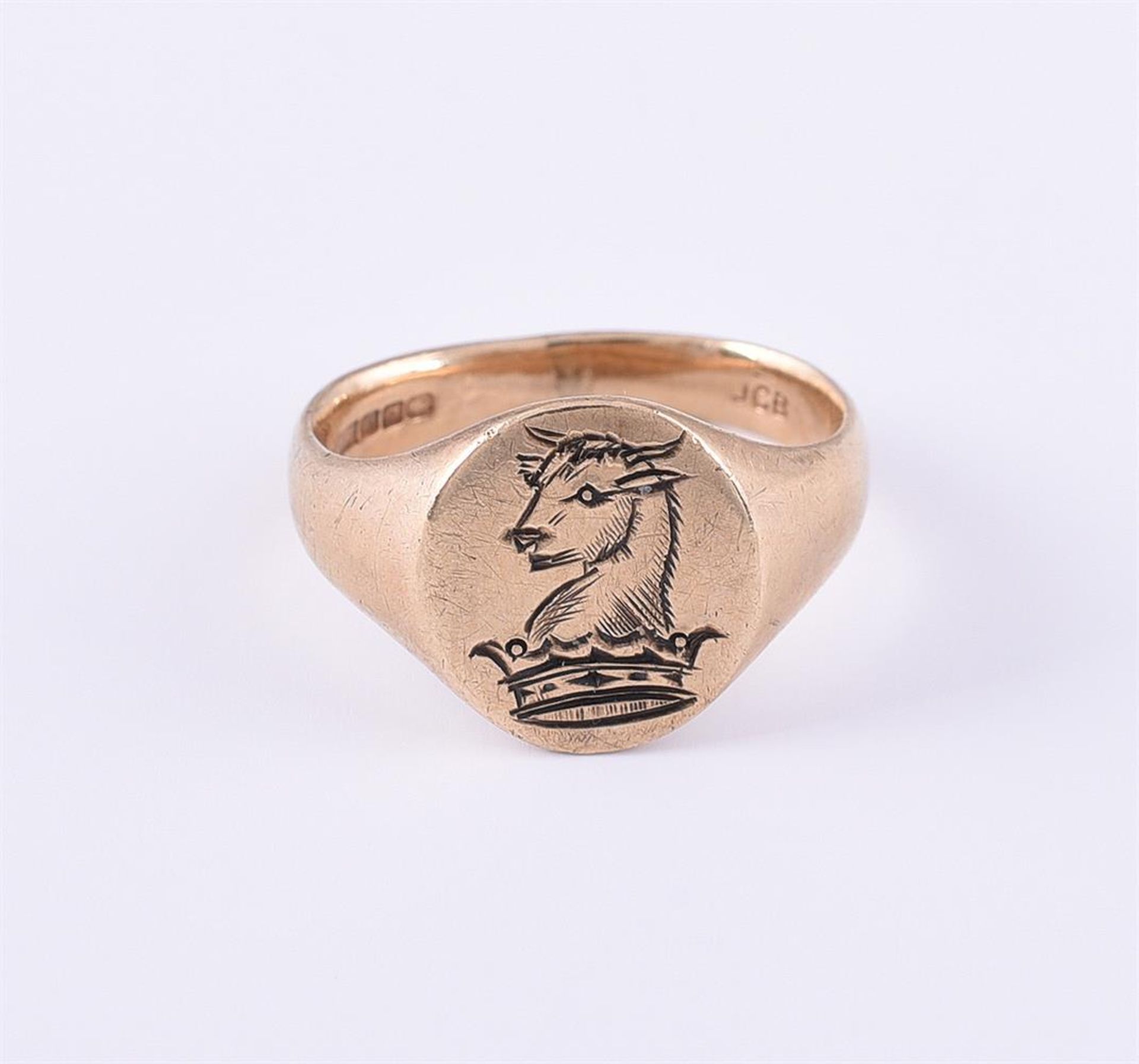 A 9CT GOLD SIGNET RING