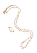 A GRADUATED CULTURED PEARL NECKLACE