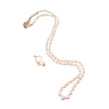 A GRADUATED CULTURED PEARL NECKLACE