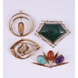 A COLLECTION OF BROOCHES