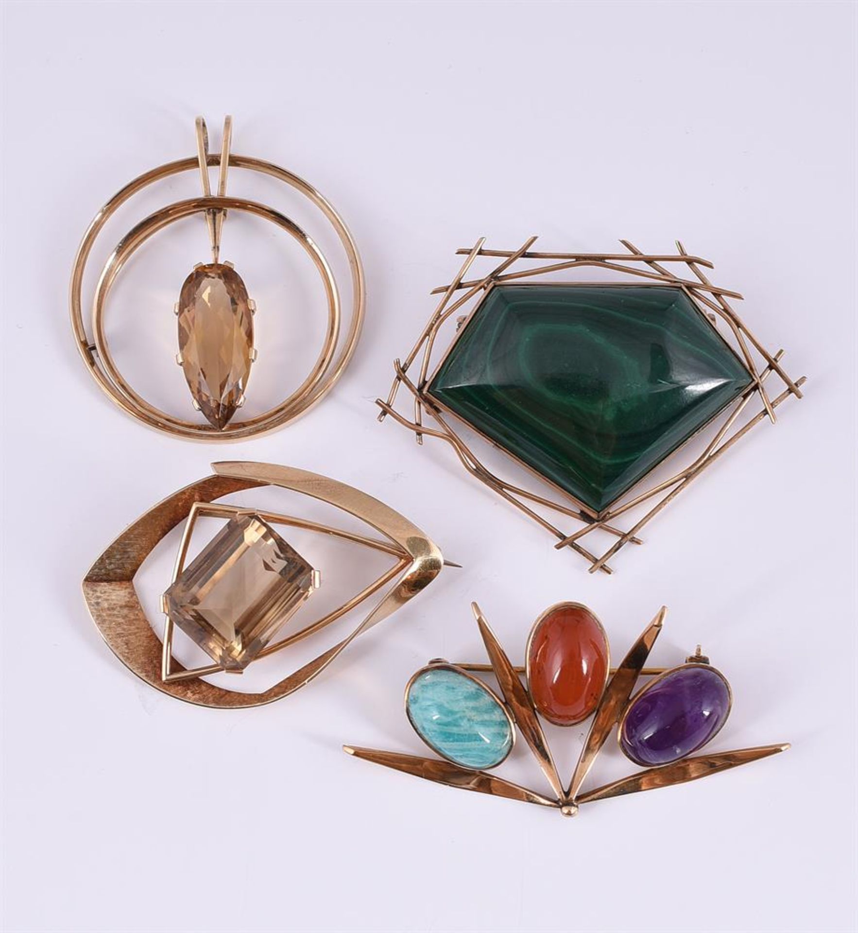 A COLLECTION OF BROOCHES