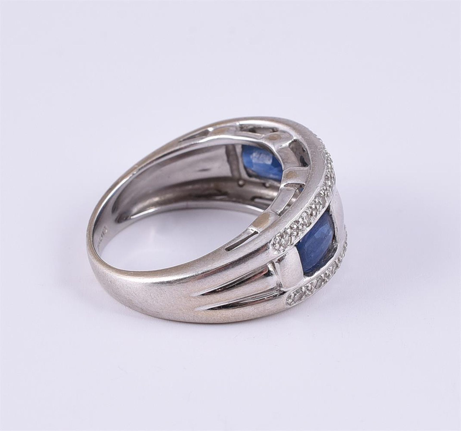 A SAPPHIRE AND DIAMOND DRESS RING - Image 2 of 2