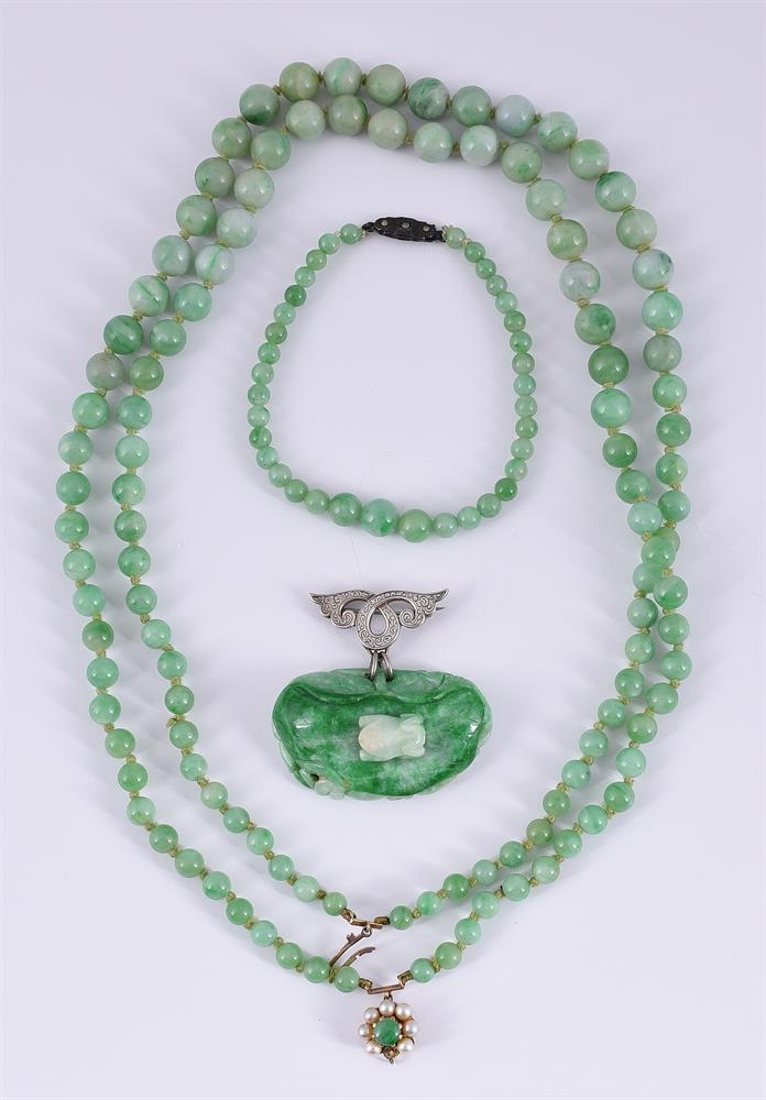 A JADEITE BEAD NECKLACE, A CARVED JADE FROG BROOCH/PENDANT AND BRACELET