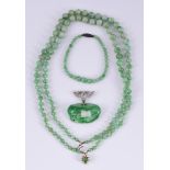 A JADEITE BEAD NECKLACE, A CARVED JADE FROG BROOCH/PENDANT AND BRACELET