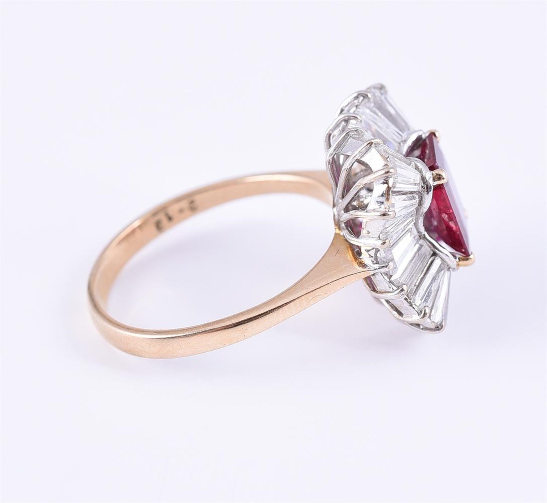 A RUBY AND DIAMOND CLUSTER RING - Bild 2 aus 2