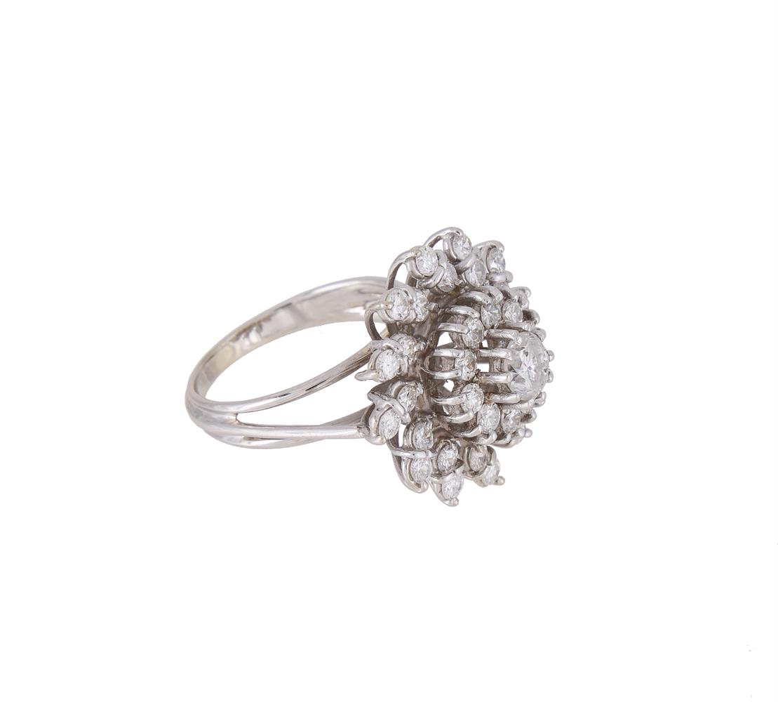 A DIAMOND RADIATING CLUSTER RING - Image 2 of 2