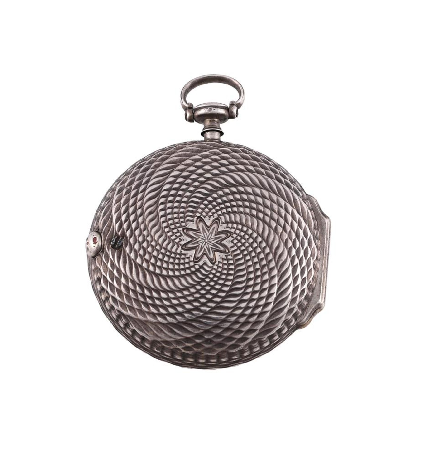 A GEORGE III SILVER CASED VERGE POCKET WATCH WITH ENGINE-TURNED DECORATION - Image 4 of 6