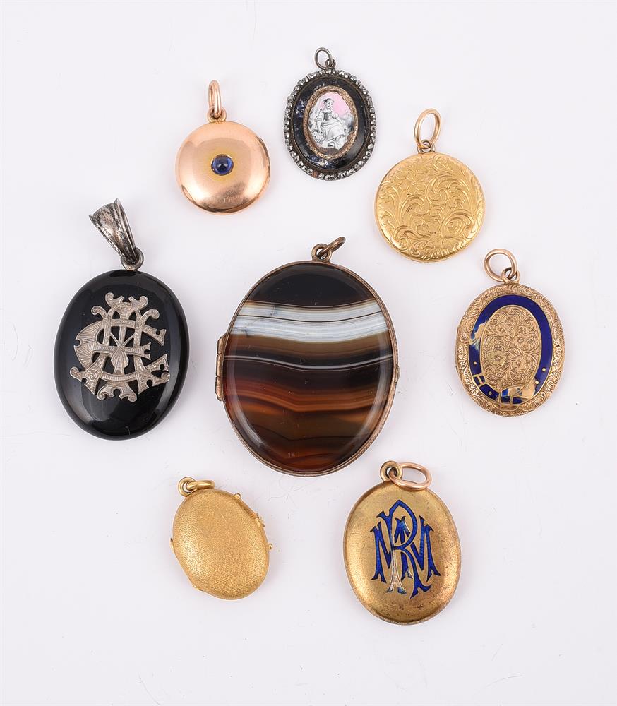 Y A COLLECTION OF ANTIQUE LOCKETS