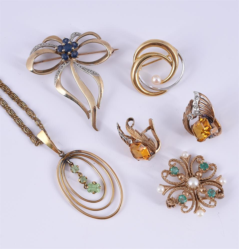 A SMALL GROUP OF JEWELLERY