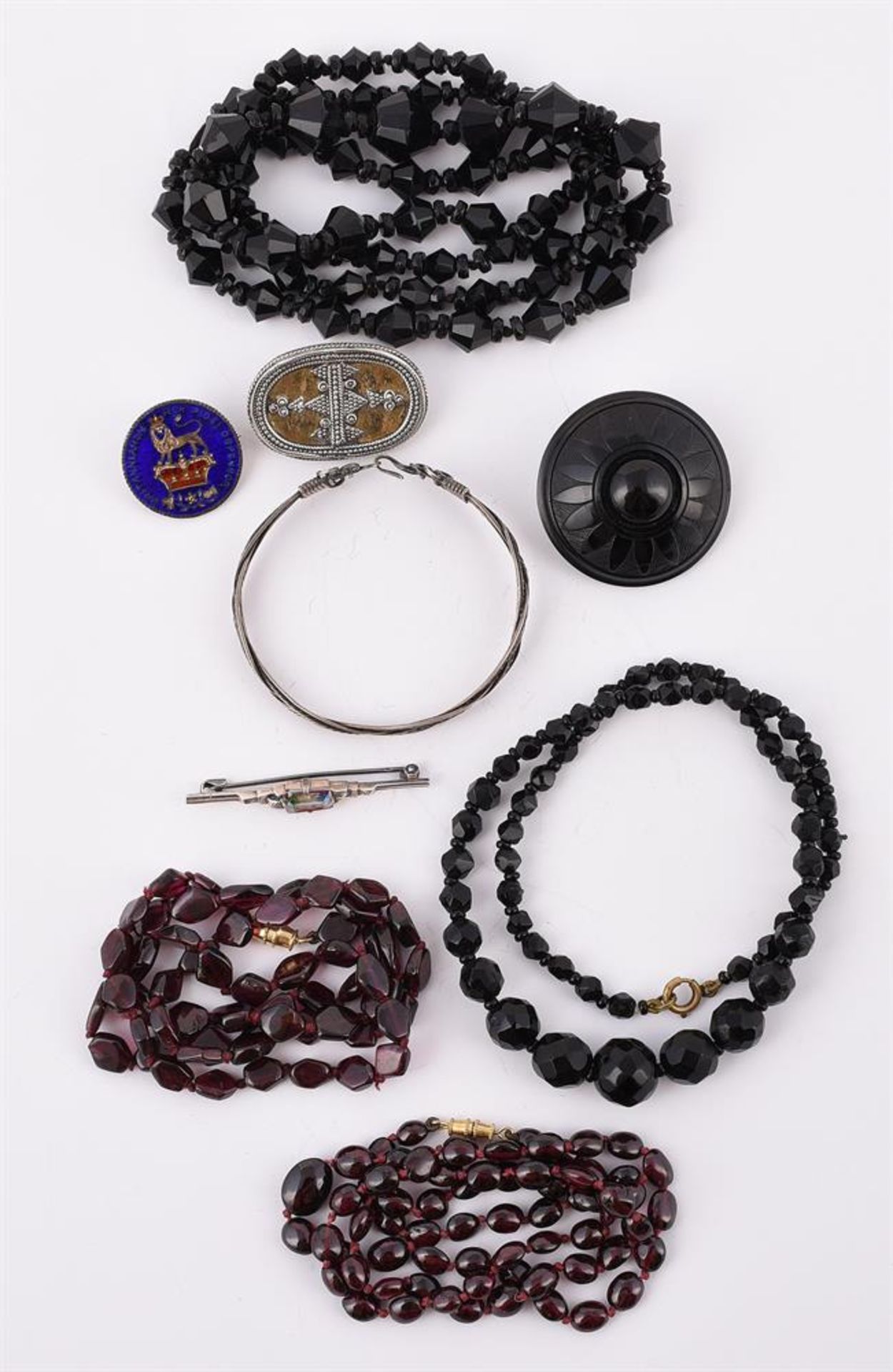 A GROUP OF JEWELLERY AND COSTUME JEWELLERY