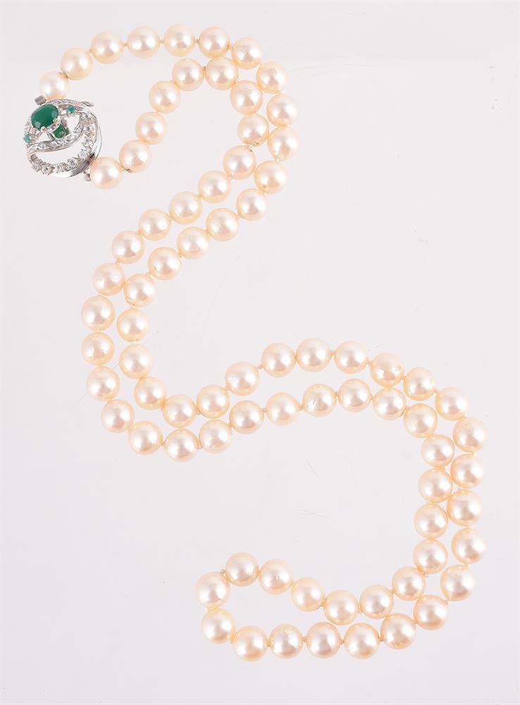 A CULTURED PEARL NECKLACE WITH WHITE AND GREEN STONE CLASP