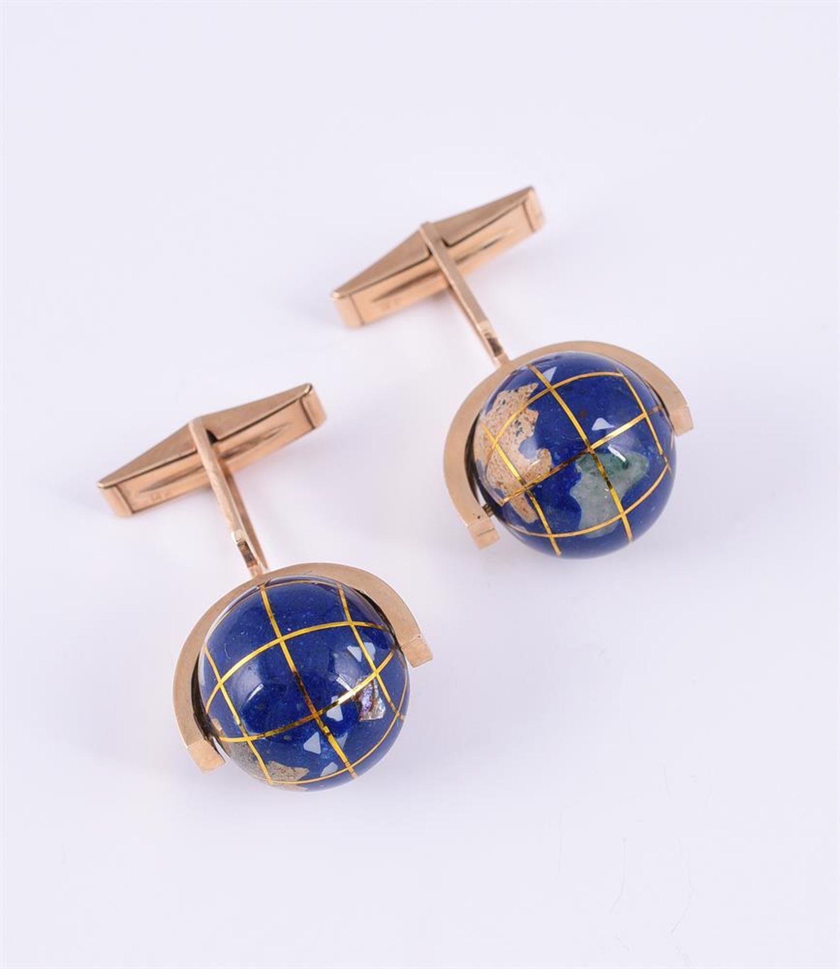 Y A PAIR OF GLOBE CUFFLINKS