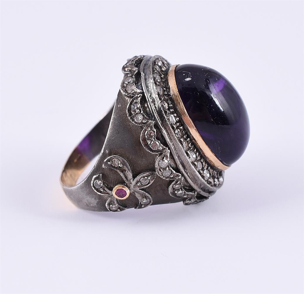 AN AMETHYST AND DIAMOND DRESS RING - Image 2 of 2