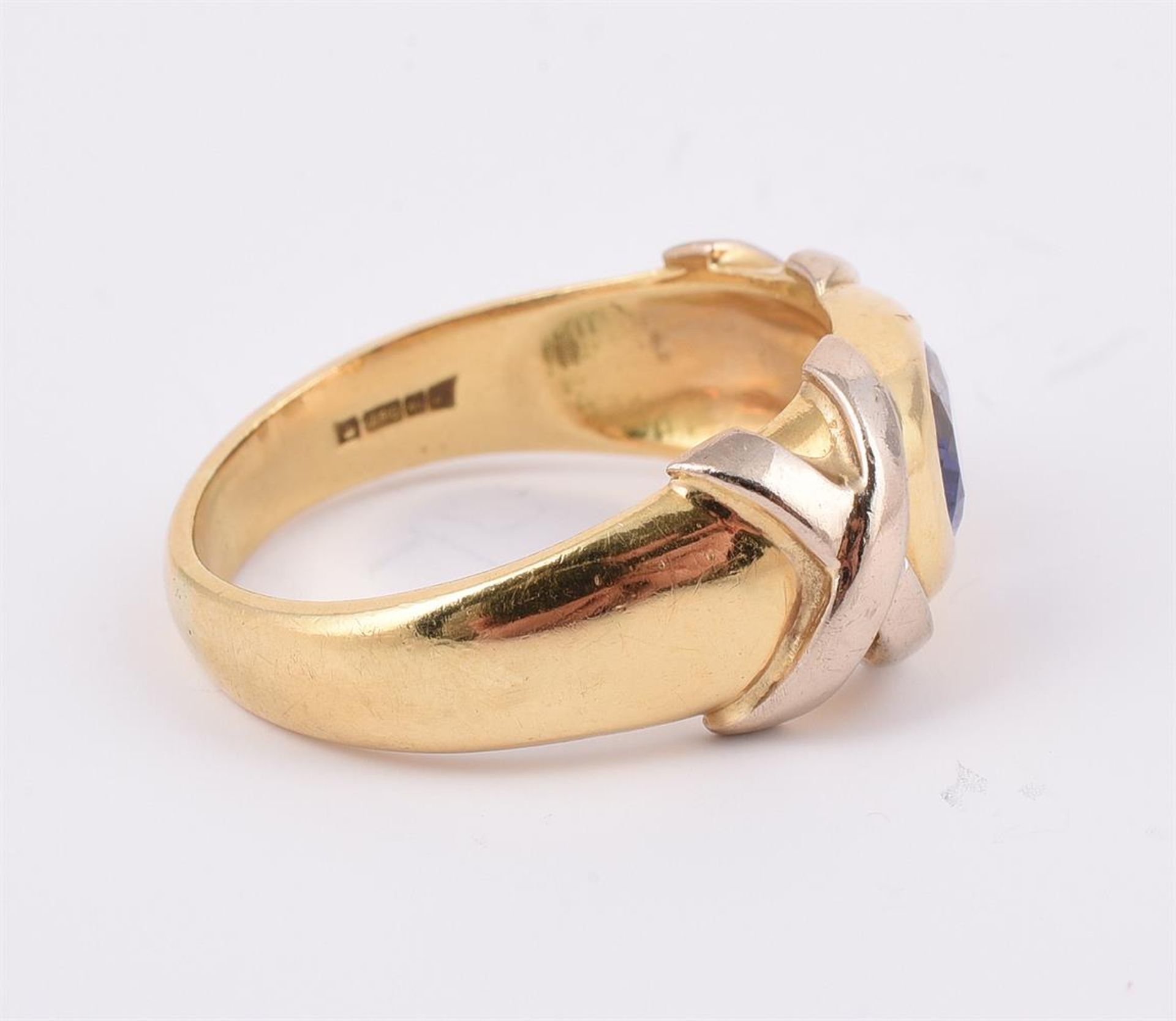 KIKI MCDONOUGH, AN 18 CARAT GOLD AND IOLITE DRESS RING, BIRMINGHAM 1992 - Bild 2 aus 2