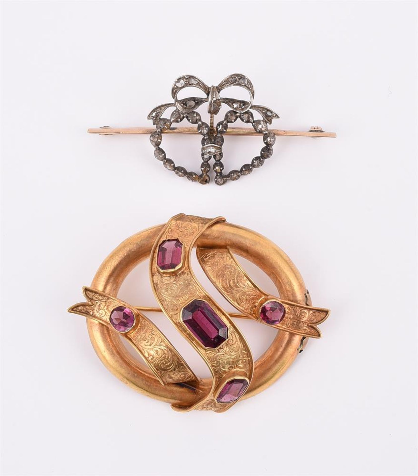 A MID VICTORIAN GARNET RIBBON BROOCH