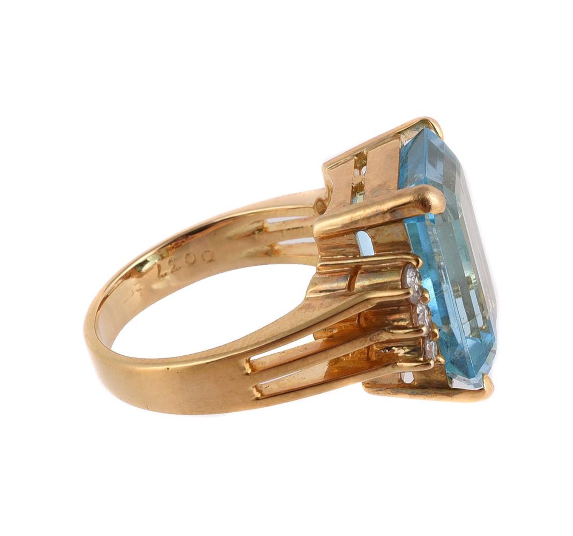 A BLUE TOPAZ AND DIAMOND RING - Bild 2 aus 2