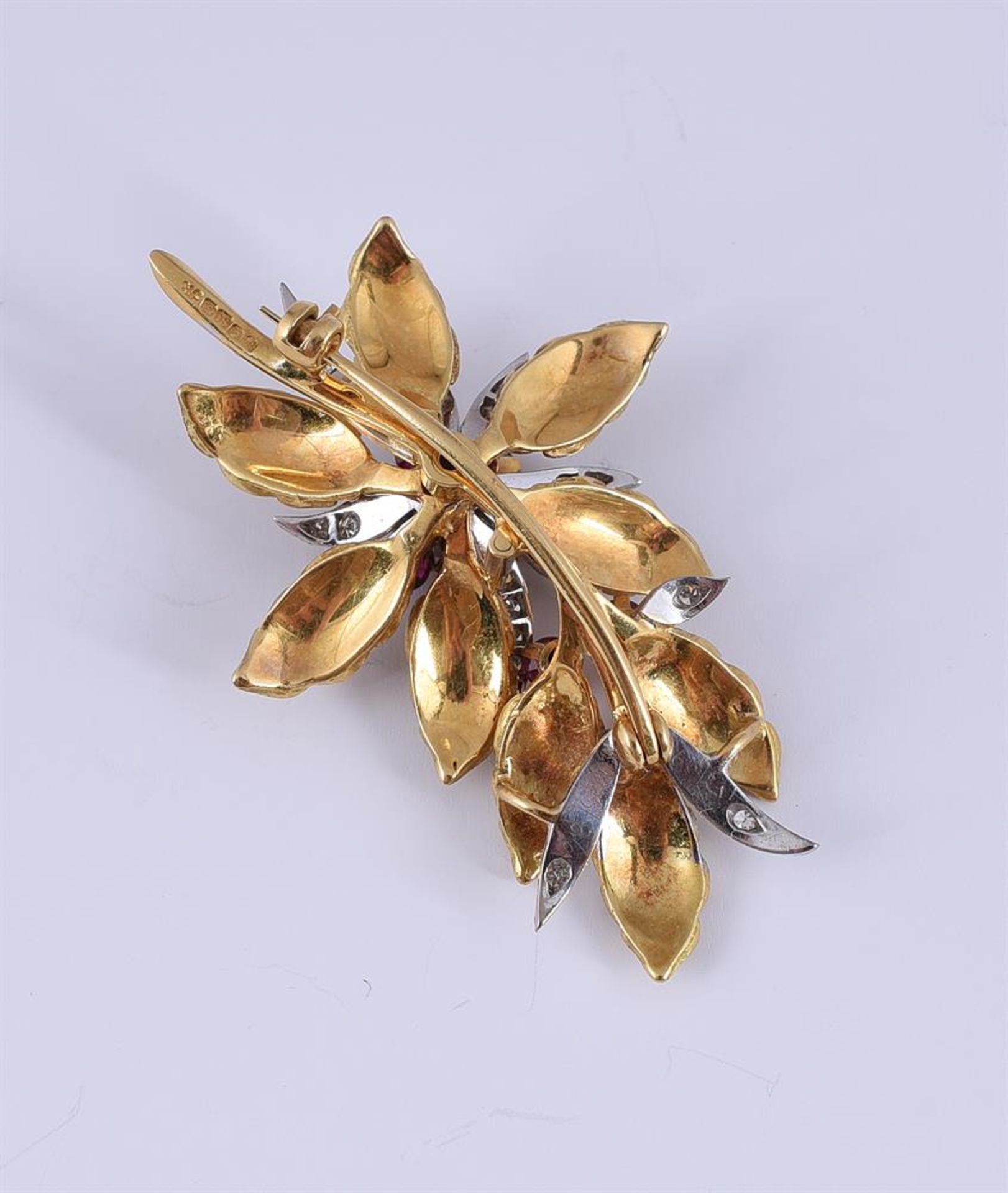 CROPP & FARR, A RUBY, DIAMOND AND 18 CARAT GOLD FLORAL SPRAY BROOCH, LONDON 1968 - Bild 2 aus 2