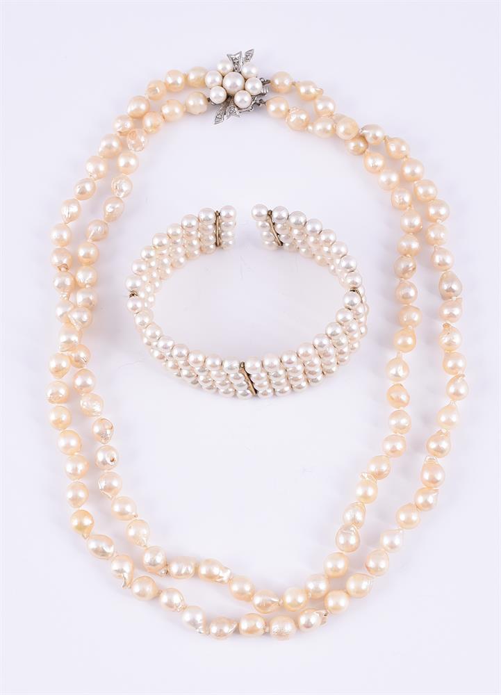 † A CULTURED PEARL NECKLACE AND BRACELET