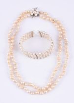 † A CULTURED PEARL NECKLACE AND BRACELET