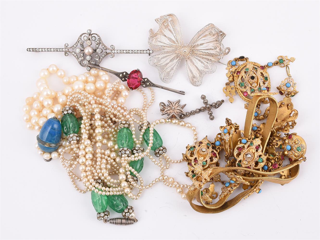 A COLLECTION OF COSTUME JEWELLERY