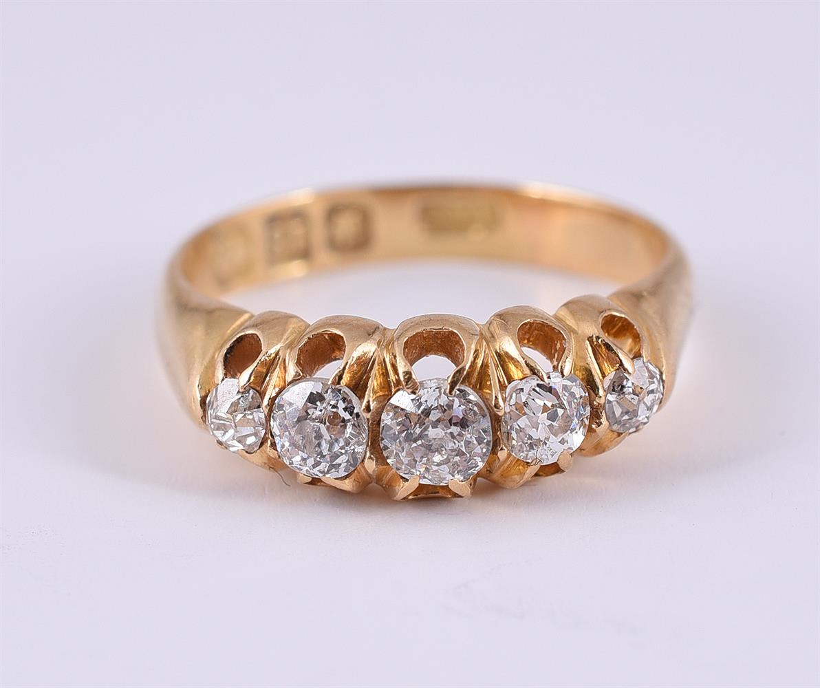 AN EARLY 20TH CENTURY FIVE STONE DIAMOND RING