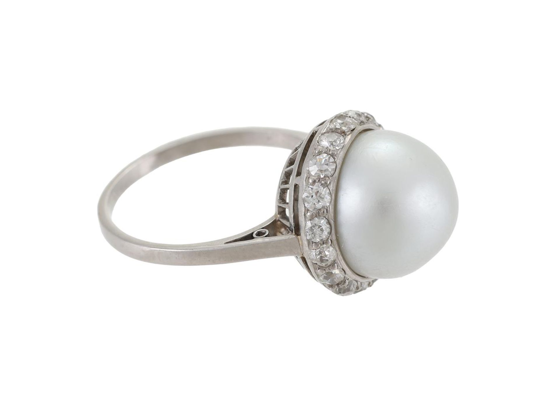 A MID 20TH CENTURY DIAMOND AND CULTURED PEARL CLUSTER RING - Bild 2 aus 2