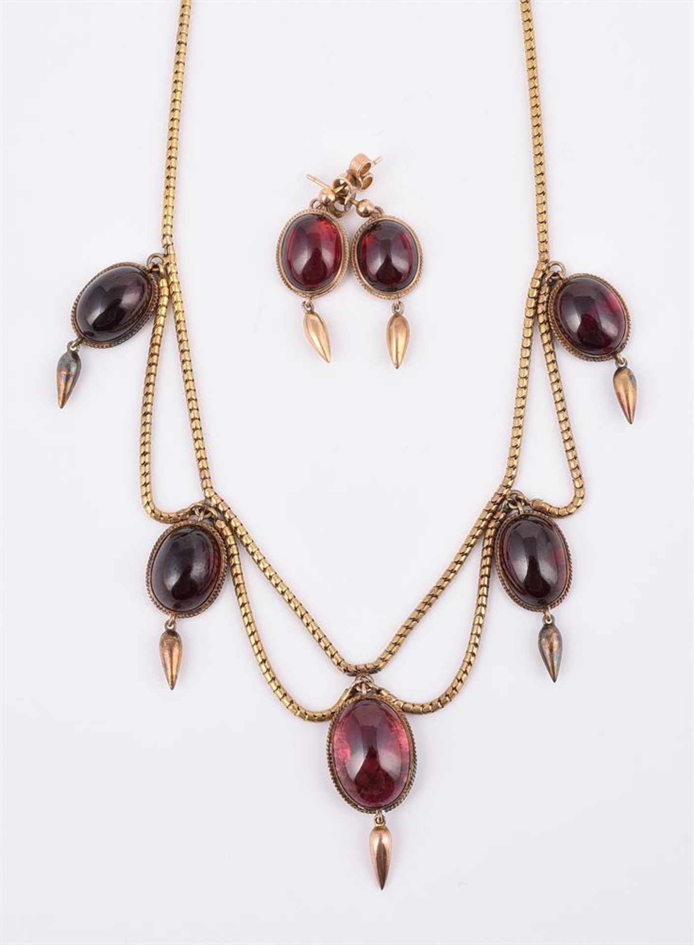 A 19TH CENTURY AND LATER GARNET FRINGE NECKLACE AND EARRINGS